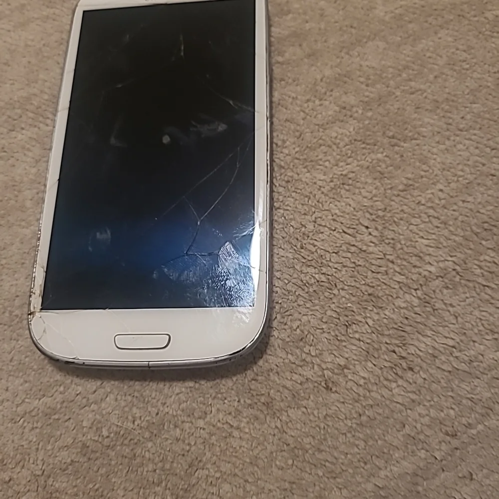 Samsung White Smartphone Does Not Turn On And Screen Is Cracked